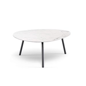 Mesa baja Terramare para espacios exteriores de estilo moderno de Emu.