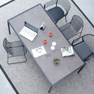 Mesa rectangular Terramare Gres de diseño moderno de Emu.