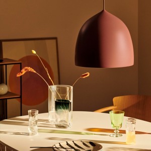 Lámpara suspensión Suspence de Fritz Hansen moderna y elegante con un diseño inspirado en una gota de agua.