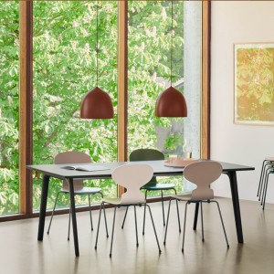 Lámpara suspensión Suspence de Fritz Hansen moderna y elegante con un diseño inspirado en una gota de agua.