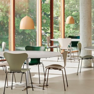 Lámpara suspensión Suspence de Fritz Hansen moderna y elegante con un diseño inspirado en una gota de agua.
