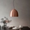 Lámpara suspensión Suspence de Fritz Hansen moderna y elegante con un diseño inspirado en una gota de agua.