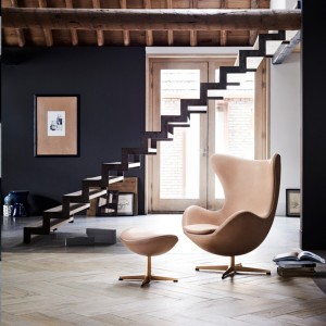 Reposapiés  Egg de Frizt Hanse con un diseño danes moderno y elegante,