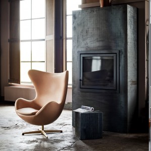 Sillón Egg de piel Frizt Hanse con un diseño danes moderno y elegante.