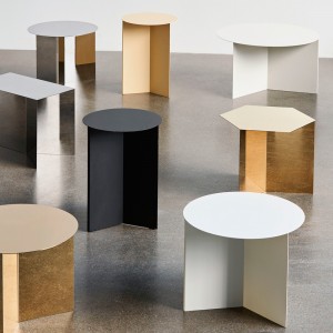 Mesa de centro Slit de Hay con diseño elegante en acero para salones.