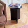 Mesa de centro Slit de Hay con diseño elegante en acero para salones.