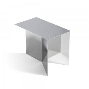 Mesa de centro Slit de Hay con diseño elegante en acero para salones.