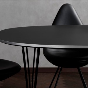 Silla carcasa tapizada Drop. Fritz Hansen con acabados elegantes de alto lujo.