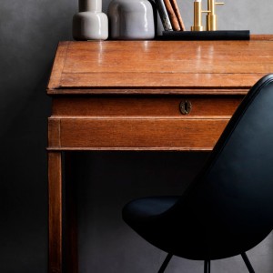 Silla carcasa tapizada Drop. Fritz Hansen con acabados elegantes de alto lujo.