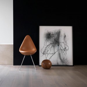 Silla carcasa tapizada Drop. Fritz Hansen con acabados elegantes de alto lujo.