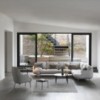 Sofá Lune esquinero de Fritz Hansen con un diseño moderno de alto lujo.