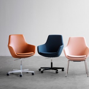 Silla Little Giraffe ruedas. Fritz Hansen con un acabado moderno de alto lujo.
