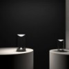 Lámpara moderna y delicada de centro de mesa Eva o EVE de Foster+Partners y Lumina.