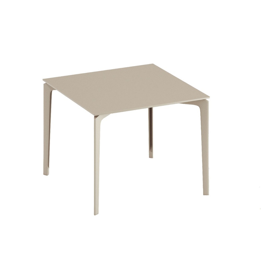Mesa cuadrada AllSize de Fast. Mesas de diseño moderno para exteriores.