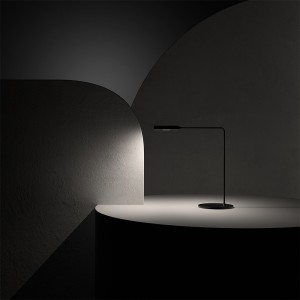 Lámpara de sobremesa con base redonda Flo Desk de Foster+Partners y Lumina