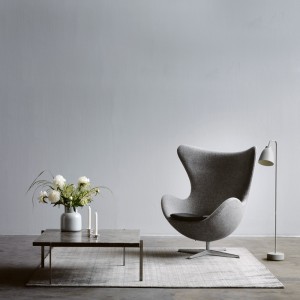 Sillón Egg tapizada Frizt Hanse con un diseño danes moderno y elegante.