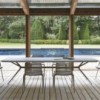 Mesa rectangular Gres Moai de Fast de exterior con diseño moderno y elegante.
