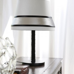 Lámpara sobremesa Audrey TA de Contardi con diseño elegante, vanguardista y moderno.