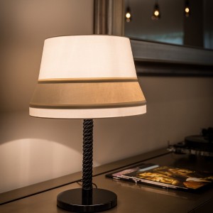 Lámpara sobremesa Audrey TA de Contardi con diseño elegante, vanguardista y moderno.