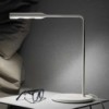 Lámpara de sobremesa para lectura Flo Bedside de Foster+Partners y Lumina