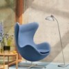 Mesa baja Tray Table con forma elegante de Fritz Hansen en dos acabados modernos.