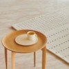 Mesa baja Tray Table con forma elegante de Fritz Hansen en dos acabados modernos.