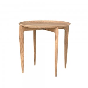 Mesa baja Tray Table con forma elegante de Fritz Hansen en dos acabados modernos.