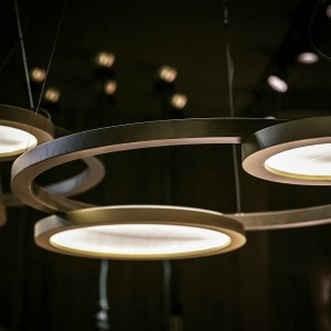 Lámpara suspensión Eclisse de Contardi con anillos LED y diseño moderno, elegante y sofisticado.