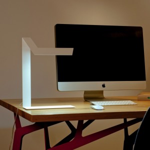 Lámpara sobremesa Plié  ideal para interiores modernos iluminación de Fambuena.