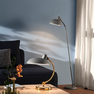 Lámpara de Piso Kaiser Idell. Fritz Hansen con un diseño elegante de alto lujo.