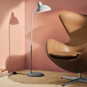 Lámpara de Piso Kaiser Idell. Fritz Hansen con un diseño elegante de alto lujo.