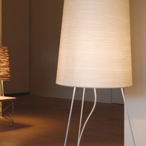 Lámpara pie salón Tali ideal para espacios modernos interiores de Fambuena iluminación.
