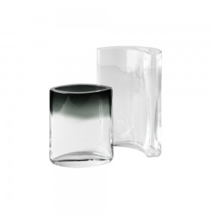 Florero Moon Eye Vase de Fritz Hansen con diseño moderno y elegante de vidrio ahumado.
