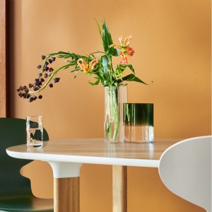 Florero Moon Eye Vase de Fritz Hansen con diseño moderno y elegante de vidrio ahumado.