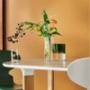 Florero Moon Eye Vase de Fritz Hansen con diseño moderno y elegante de vidrio ahumado.