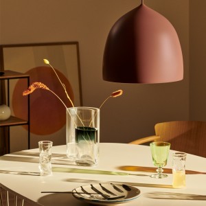 Florero Moon Eye Vase de Fritz Hansen con diseño moderno y elegante de vidrio ahumado.