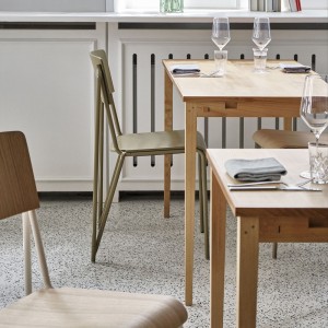 Silla moderna Petit Standard perfecta para espacios interiores catálogo Hay.