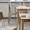 Silla moderna Petit Standard perfecta para espacios interiores catálogo Hay.
