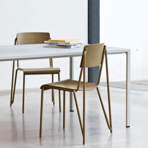 Silla moderna Petit Standard perfecta para espacios interiores catálogo Hay.
