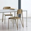 Silla moderna Petit Standard perfecta para espacios interiores catálogo Hay.