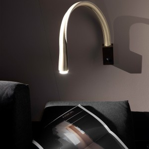 Lámpara de pared Flexiled Leather de Contardi con diseño elegante, elegante y moderno.