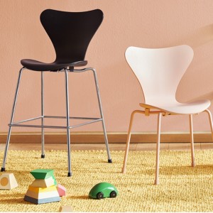 Silla Junior Series 7. Fritz Hansen elegante y moderna con estilo de lujo.