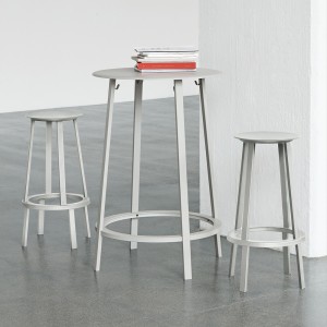 Taburete bar Revolver giratorio de aluminio y acero para cafés y restaurantes.