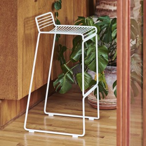 Taburete Hee de acero galvanizado es ideal para cafés y restaurantes.
