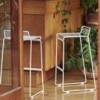 Taburete Hee de acero galvanizado es ideal para cafés y restaurantes.