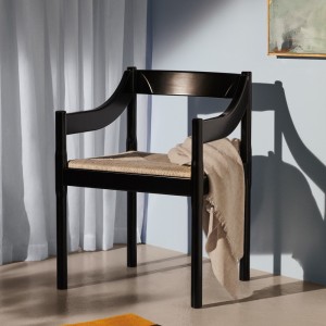 Silla Carimate de Fritz Hansen aniversario, elegante y moderna con estilo de lujo.