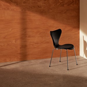 Silla Series 7 piel de Fritz Hansen con un diseño versatil, moderno y elegante.