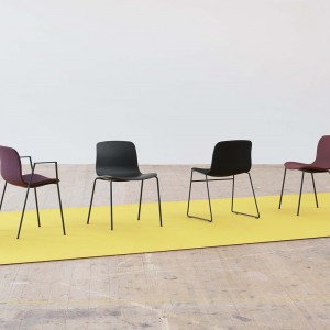 Silla AAC 08 de acero y polipropileno de Hay ideal para espacios modernos.