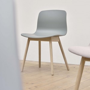 Silla AAC 12 de madera y polipropileno de HAY ideal para espacios exclusivos.