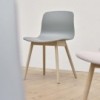 Silla AAC 12 de madera y polipropileno de HAY ideal para espacios exclusivos.